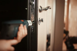 Contacter un serrurier pour débloquer une porte claquée